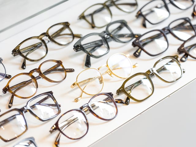 Vitrina z izborom korekcijskih očal - Optika Poljšak